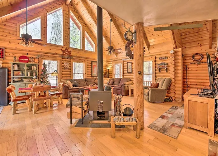 Holiday home 2-acre In W/ Fenced Yard
